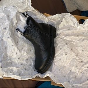 BRAND NEW WOMENS All Black Dr. Martens Chelsea Boot Size- 8/39